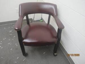 lot 726 image: LEATHER OFFICE CHAIR ON WHEELS