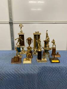 lot 9 image: 11 Vintage Trophies