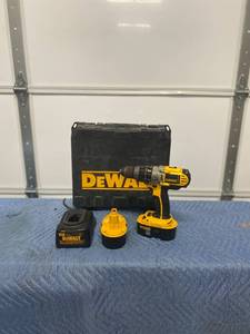 lot 10 image: Dewalt 18V Hand Drill