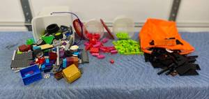 lot 11 image: Various Lego Pieces
