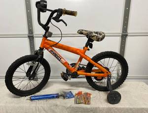 lot 59 image: 16 Boys Hot Wheel Bike wtraining wheels Hand pumps & 3 pks of streamers