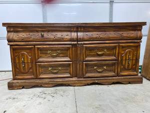 lot 78 image: Dresser 64 x 17 x 29 58 Mirror 34 x 42