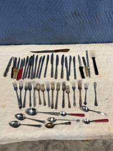 lot 206 image: Assortment of Silverware