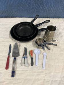 lot 207 image: Frying pans and various kitchen items