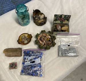 lot 267 image: Assorted Decorative Items