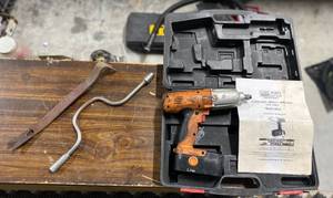 lot 279 image: Impact Wrench and crow bar