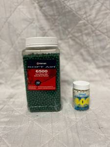 lot 163 image: Crosman Softair Plastic BB and Walter Nightglow BB 400 ct