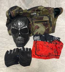 lot 168 image: Full Face Cover, heavy duty duffle bag, 2 bandannas and fingerless gloves