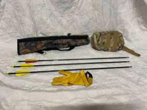 lot 169 image: Quiver w3 arrows, side pouch and glove