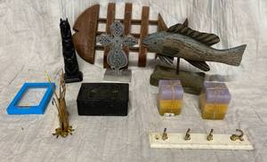lot 181 image: Knick Knacks