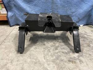 lot 196 image: 5th Wheel Trailer Hitch made by Reese 15000