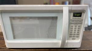 lot 219 image: White Microwave