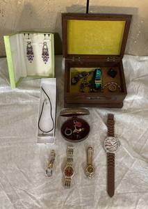 lot 260 image: Jewelry Box with Jewelry