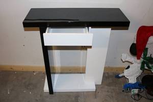 lot 4 image: Contemporary Desk w Drawer
