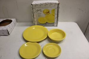 lot 109 image: Fiesta Yellow Set 4pc (missing cup)