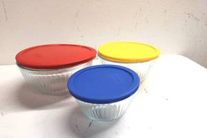 lot 112 image: Pyrex 3 Bowl w Lids Set