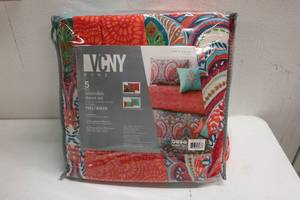 lot 140 image: VCNY 5pc Reversible Duvet Set FullQueen (1 Duvet, 2 shams, 2 decorative pillows)