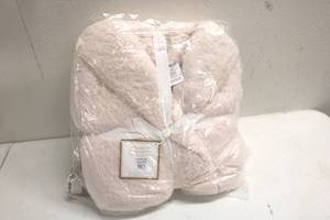 lot 141 image: Pottery Barn Cozy Sherpa Robe Pink w Tags