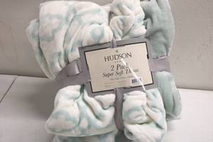 lot 143 image: Hudson 2pack Super Soft Throw Blankets