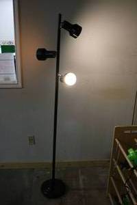 lot 51 image: Light Stand w 3 light