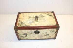 lot 59 image: Storage box w Bee decoration