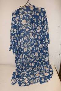 lot 158 image: Ninexis Galaxy Blue Flower Light Top Shirt Blouse Size L w Tags