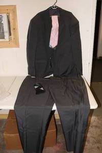 lot 180 image: Braveman 2pc Suit Gray  Pink Tie  Socks (Jacket Size 56R, Pants Size 50W) w tags
