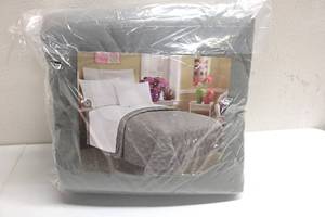 lot 251 image: Twin Quilt Blanket Gray