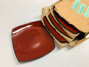 lot 287 image: Members Mark 4pc Small Square Red Plates