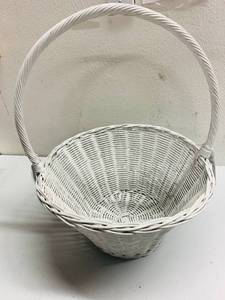 lot 289 image: Pottery Barn Easter Basket