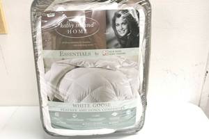 lot 335 image: Kathy Ireland White Feather Goose Down Comforter-All Season Warmth - Twin Size