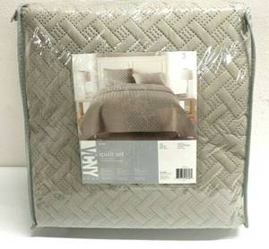lot 334 image: VCNY King Size Quilt Taupe