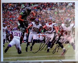 lot 124 image: AUTOGRAPH - AMAZING GOLDEN TATE SEATTLE SEAHAWKS 8 X 10 PHOTO