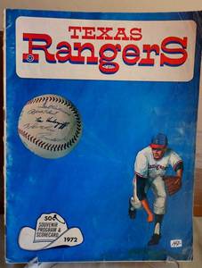 lot 142 image: VINTAGE 1972 TEXAS RANGERS  SOUVINIR PROGRAM AND SCORECARD