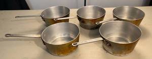 lot 31 image: 5 Sauce Pots