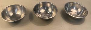 lot 40 image: 3 Mixing Bowls