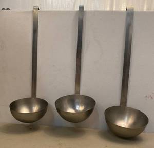 lot 43 image: 3 Stainless Steel Ladle 1(24oz)  2(32oz)