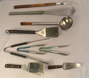lot 53 image: 9 Various Kitchen Utensils