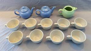 lot 65 image: 2 Ceramic TeaCoffee Pots One Creamer wout Lid 9 Coffee Cups