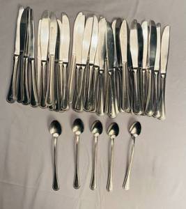 lot 83 image: 33 Dinner knives and 5 Teaspoons