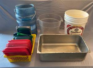lot 104 image: Several Assorted Lids, Ice Tote, 2 Buckets, 1 Food Pan