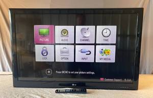lot 124 image: 42 LG TV with remote control