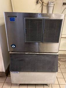 lot 1 image: Hoshizaki Ice Maker and Ice Bin