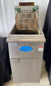 lot 2 image: Free Standing 3-Tub Fryer with 40lb capacity. Double Rod Bracket hanger, holds 2 fry Baskets