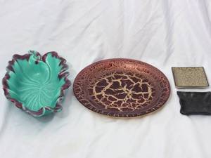 lot 54 image: 4 Unique Servers Teel Leaf, Burgundy Crackled Glass and 2 square plates