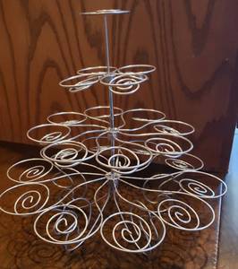 lot 2 image: Cupcake Stand