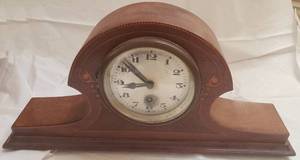 lot 4 image: Mantel Clock