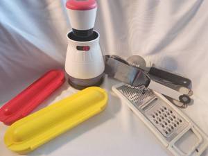 lot 14 image: Kitchen Accessories Chopper, Grater, Pizza Cutter, Hotdog cutter, tongs, spatula