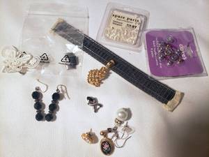lot 300 image: Misc Lot of Jewelry and findings