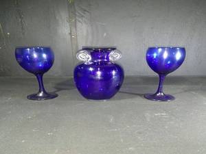 lot 5 image: COBALT BLUE VINTAGE WINE GLASSES AND PITCHER